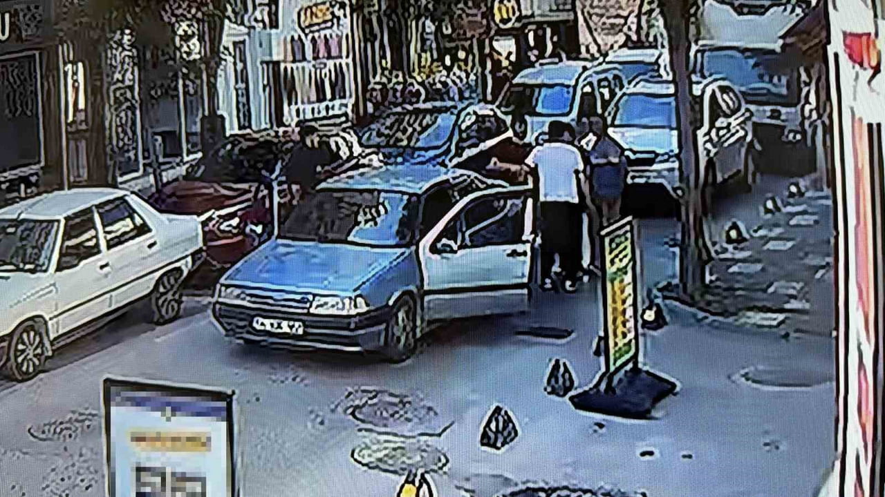 BOLU'DA TRAFİKTE YAŞANAN TARTIŞMANIN ARDINDAN OTOMOBİLİNDEN İNEREK MOTOSİKLET SÜRÜCÜSÜYLE KAVGAYA...