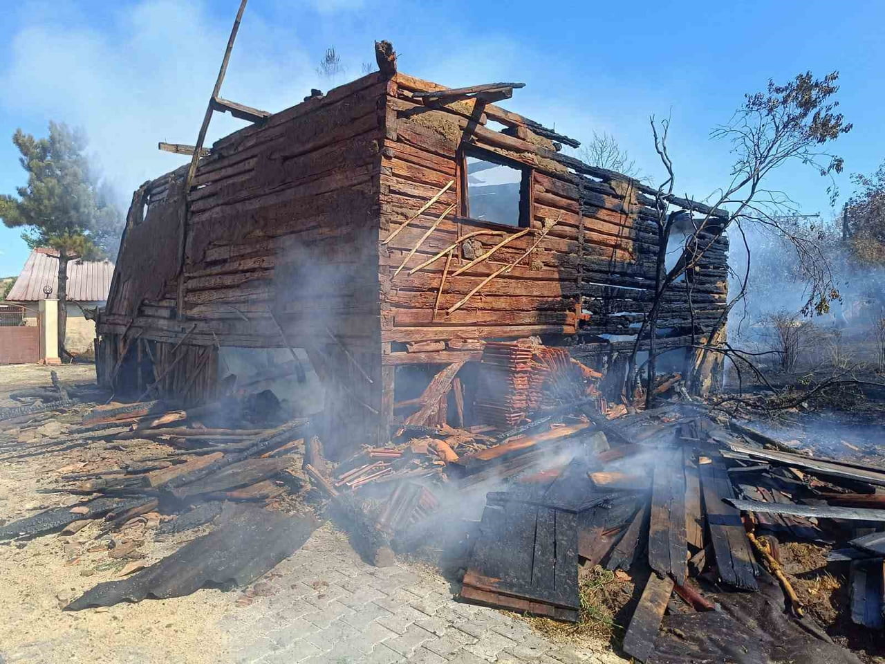 BOLU'NUN GEREDE İLÇESİNDE ÇIKAN YANGINDA AHŞAP EV KULLANILAMAZ HALE GELDİ. YANGIN, EKİPLERİN...