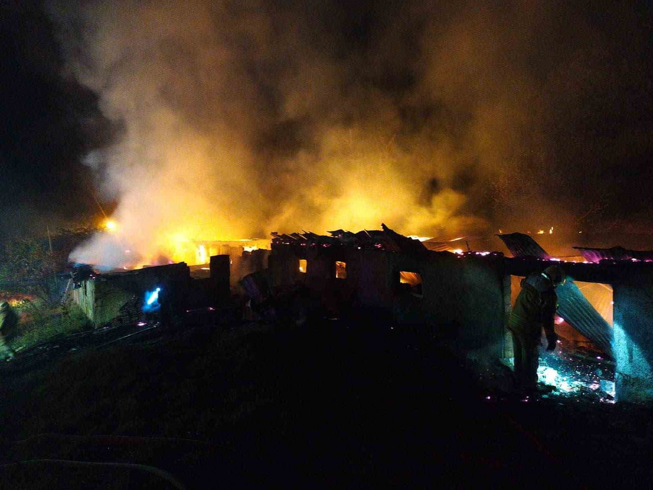 BOLU'NUN MUDURNU İLÇESİNDE İÇERİSİNDE TAVUK BULUNMAYAN ANCAK SAMAN BALYALARIYLA DOLU OLAN KÜMES...