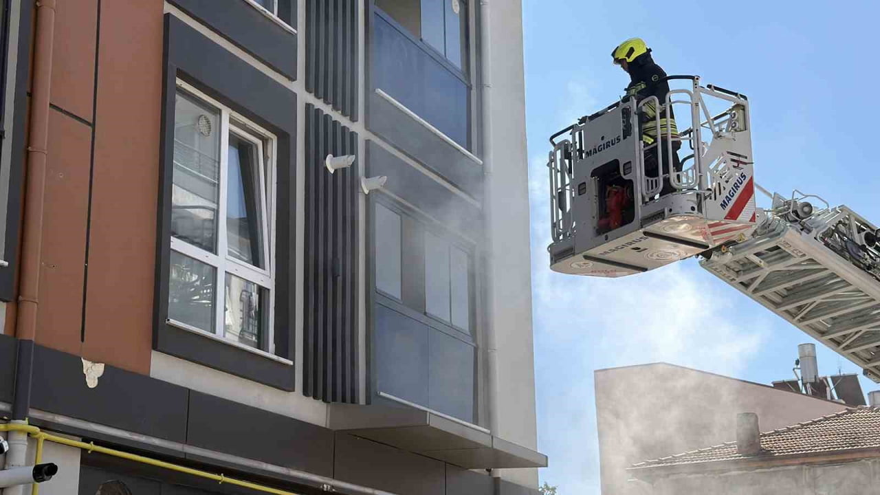 BOLU’DA 5 KATLI APARTMANIN 1’İNCİ KATINDAKİ DAİREDE ÇAMAŞIR MAKİNESİNDE ÇIKAN YANGIN, İTFAİYE...