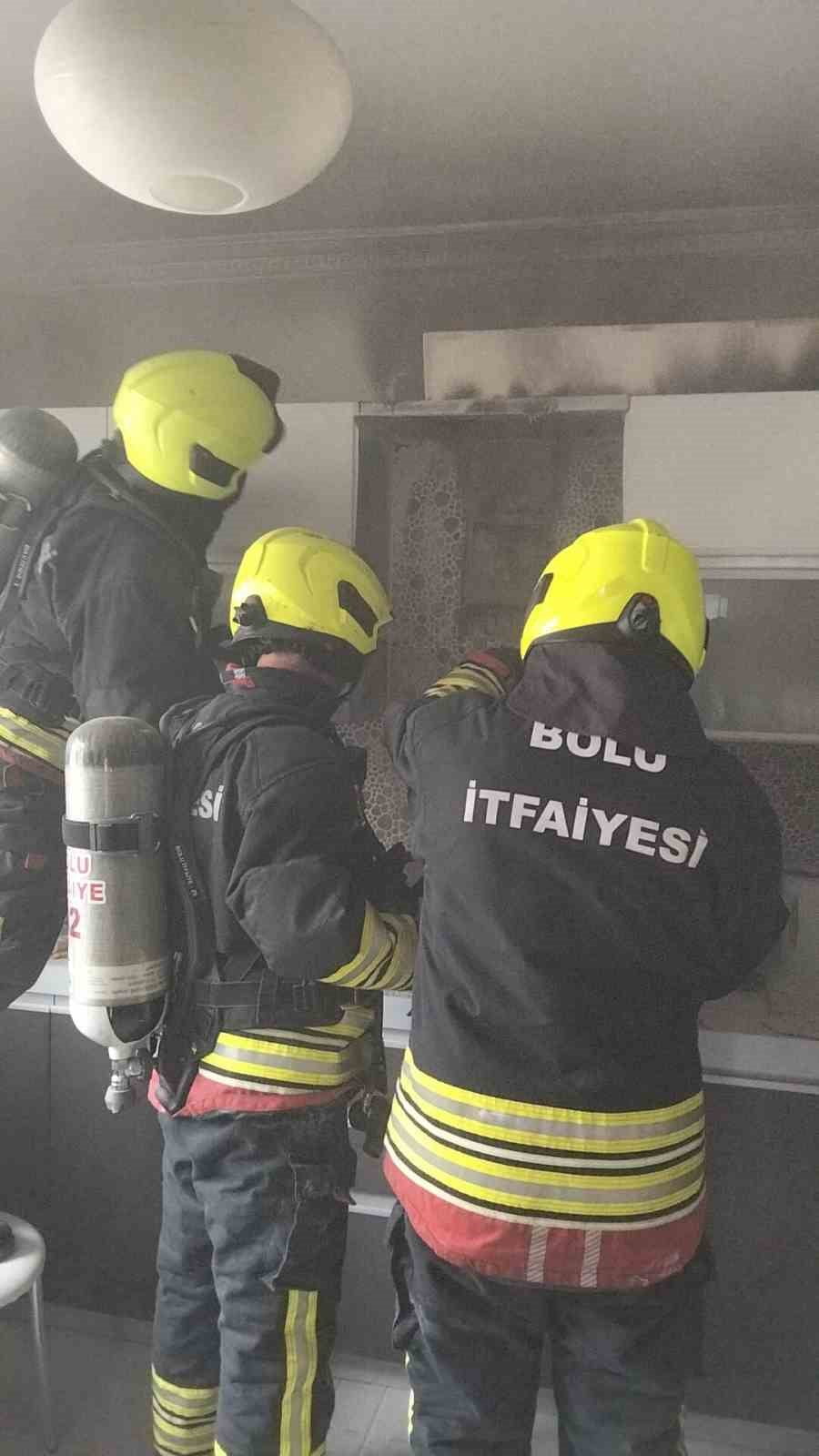 BOLU’DA BİR EVİN MUTFAĞINDA ALEV ALAN ASPİRATÖR, İTFAİYE EKİPLERİNCE SÖNDÜRÜLEREK BİNA DIŞINA...