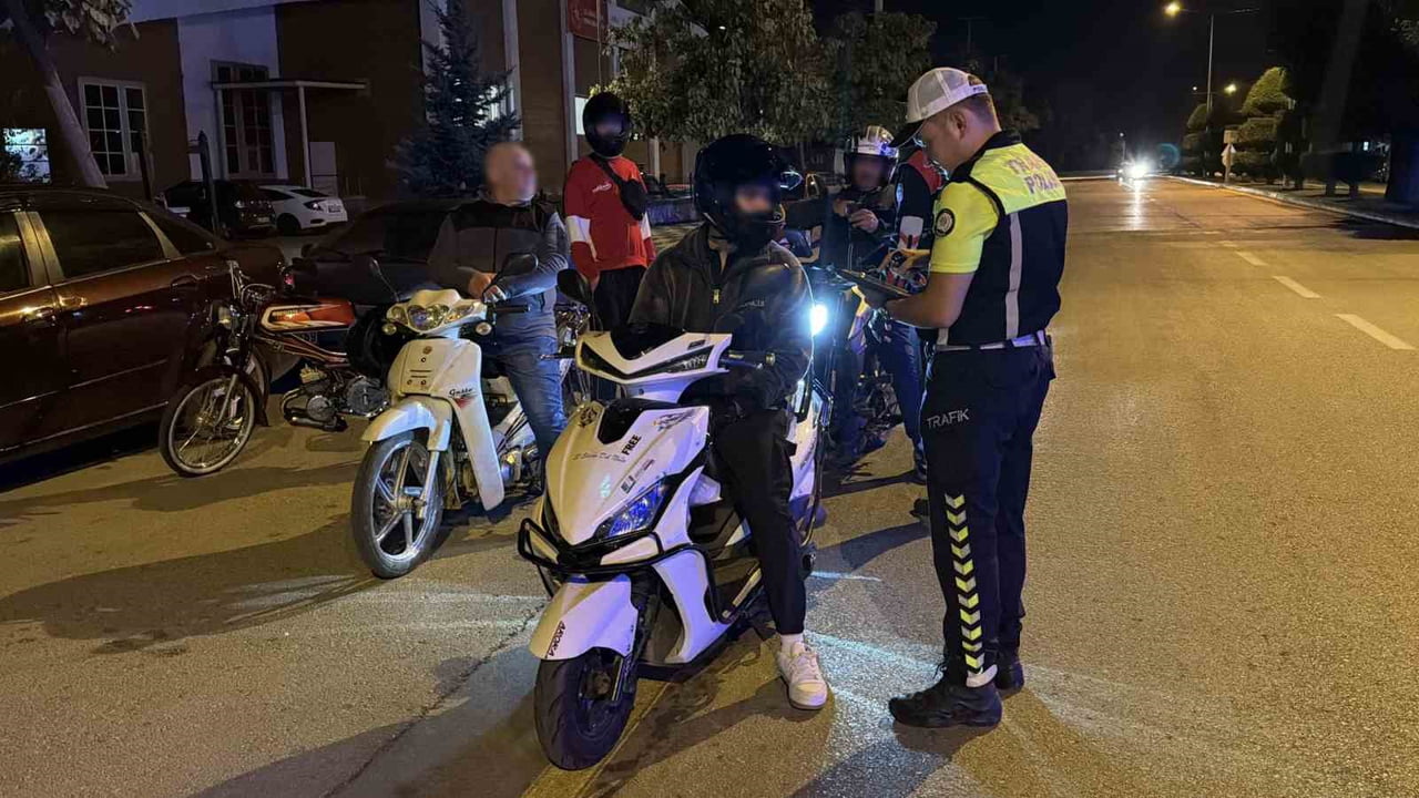 BOLU’DA POLİS EKİPLERİNCE MOTOSİKLET SÜRÜCÜLERİNE YÖNELİK GERÇEKLEŞTİRİLEN DENETİMDE YAKLAŞIK 100...
