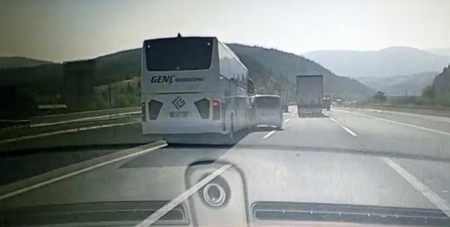 BOLU’DA TEM OTOYOLU’NDA YOLCU OTOBÜSÜNÜN ÖNÜNE SAVRULARAK TAKLA ATAN HAFİF TİCARİ ARACIN İÇİNDE...