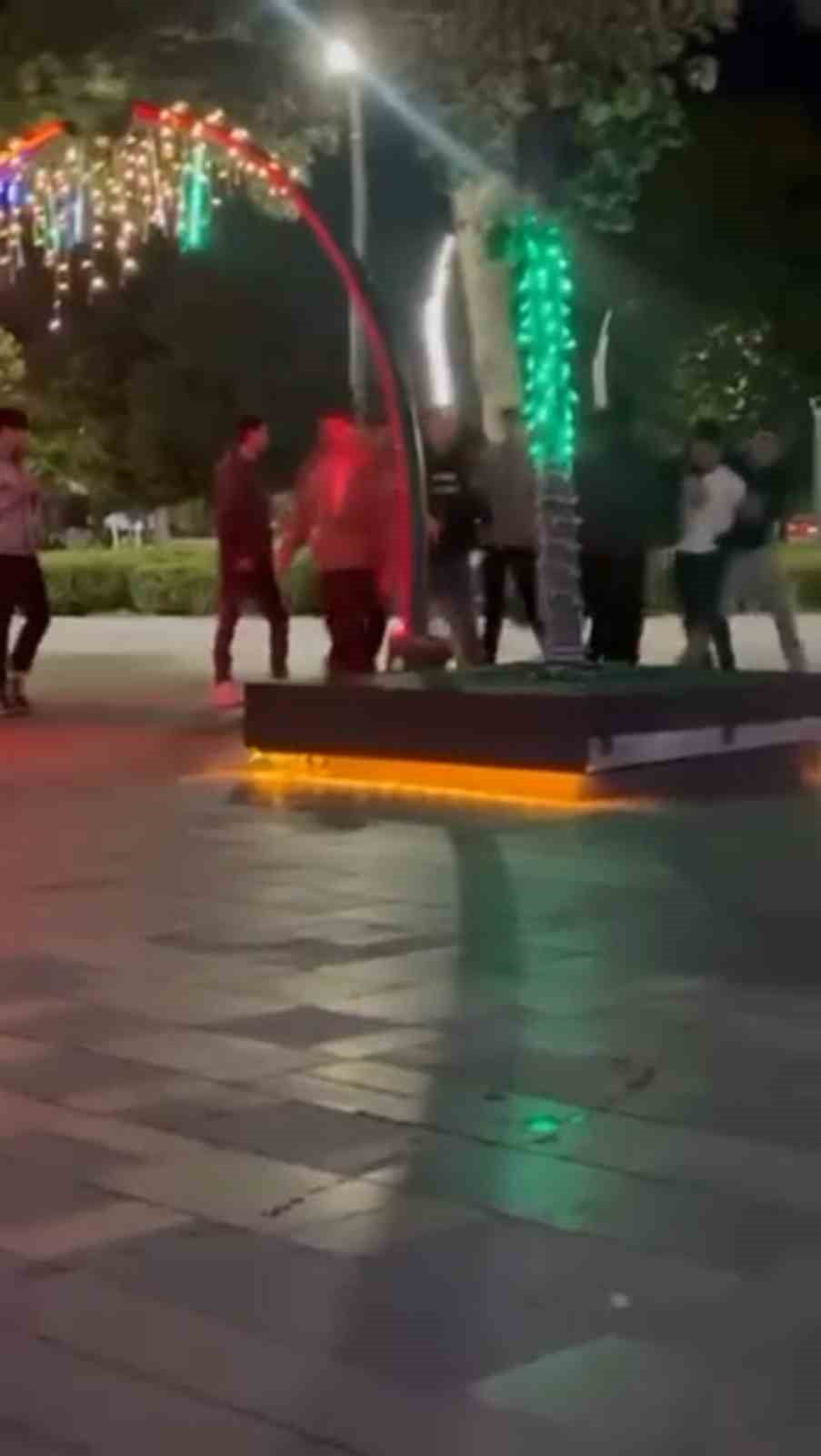 BOLU’DA VALİLİK MEYDANI’NDA İKİ GRUP ARASINDA ÇIKAN SÖZLÜ TARTIŞMA, TEKME VE YUMRUKLARIN...