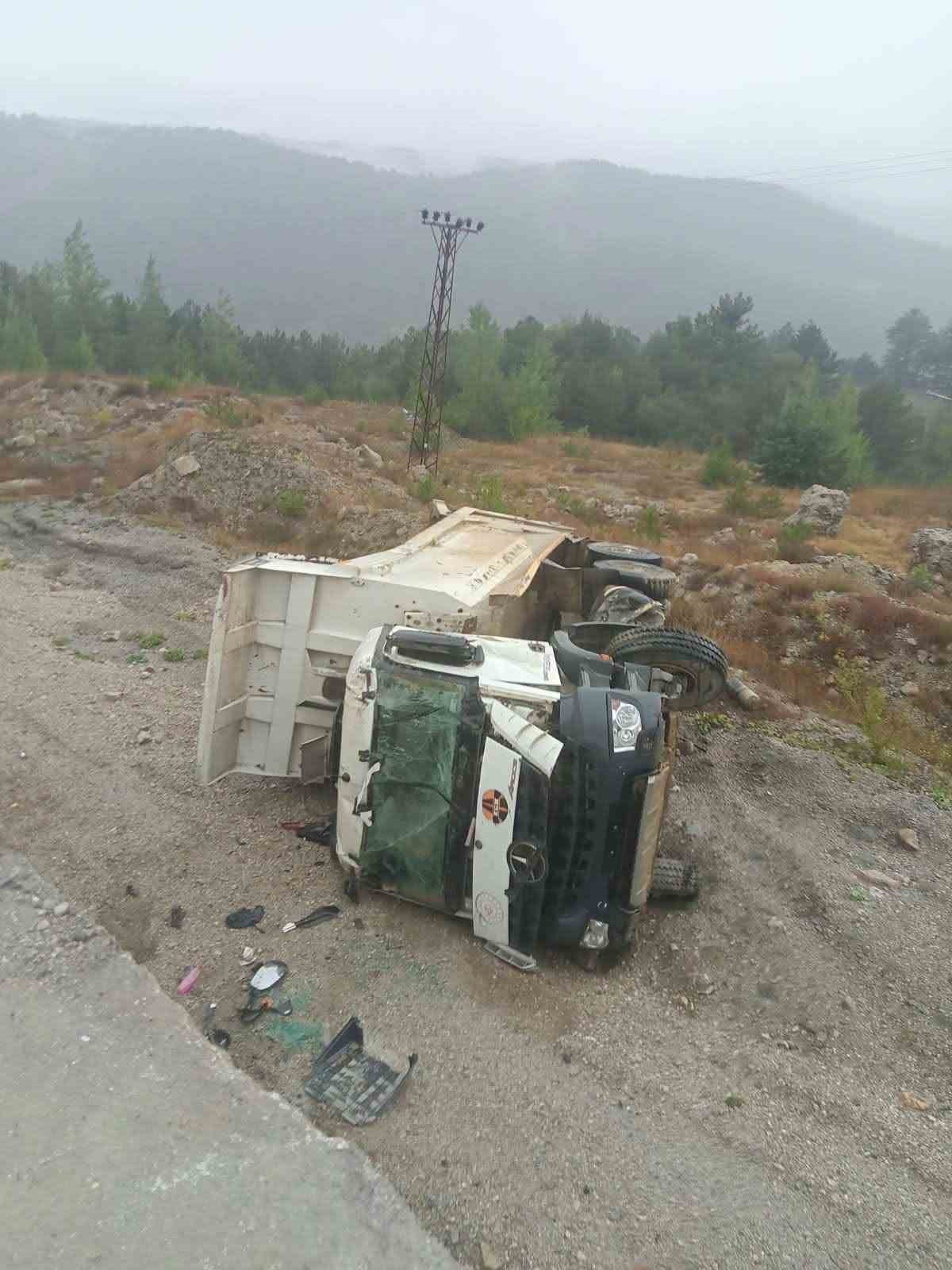 BOLU’DA, YAĞIŞ NEDENİYLE KAYGANLAŞAN YOLDA KONTROLDEN ÇIKAN HAFRİYAT KAMYONUNUN ŞARAMPOLE...