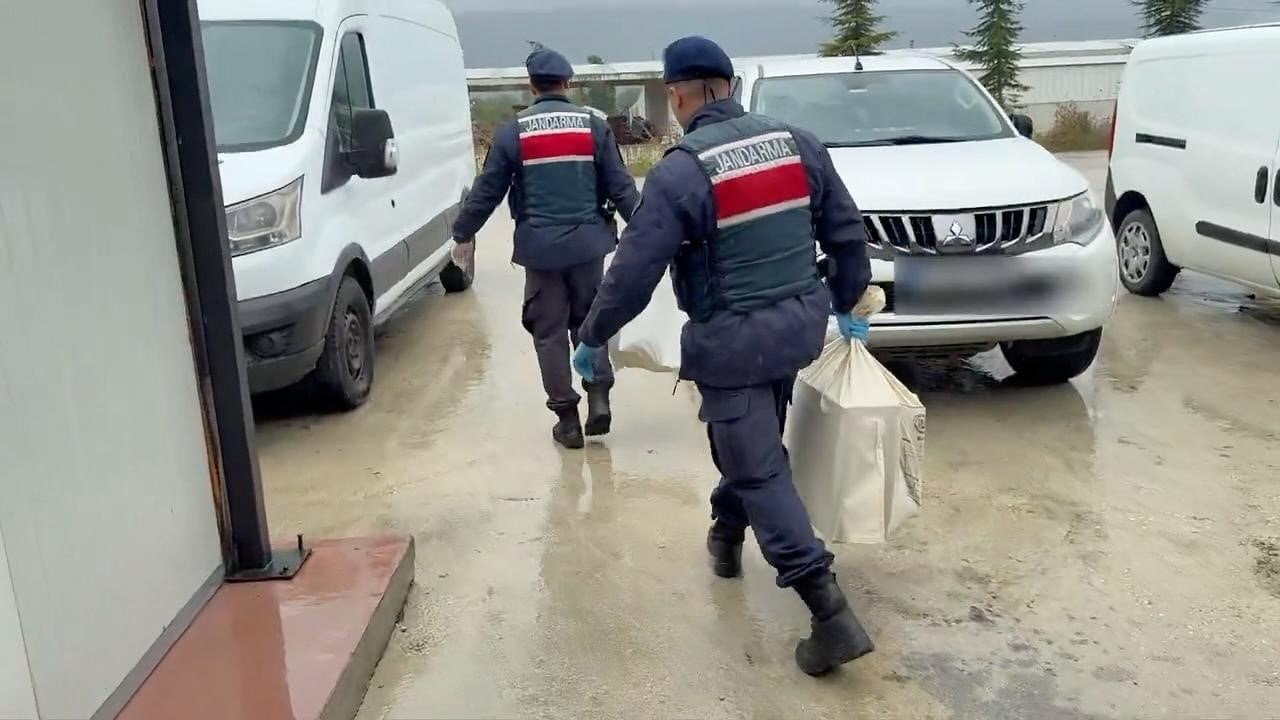 BOLU’DA ZİMMET İDDİASIYLA YÜRÜTÜLEN SORUŞTURMADA GÖZALTINA ALINAN 9 ŞÜPHELİDEN 3’Ü SERBEST...
