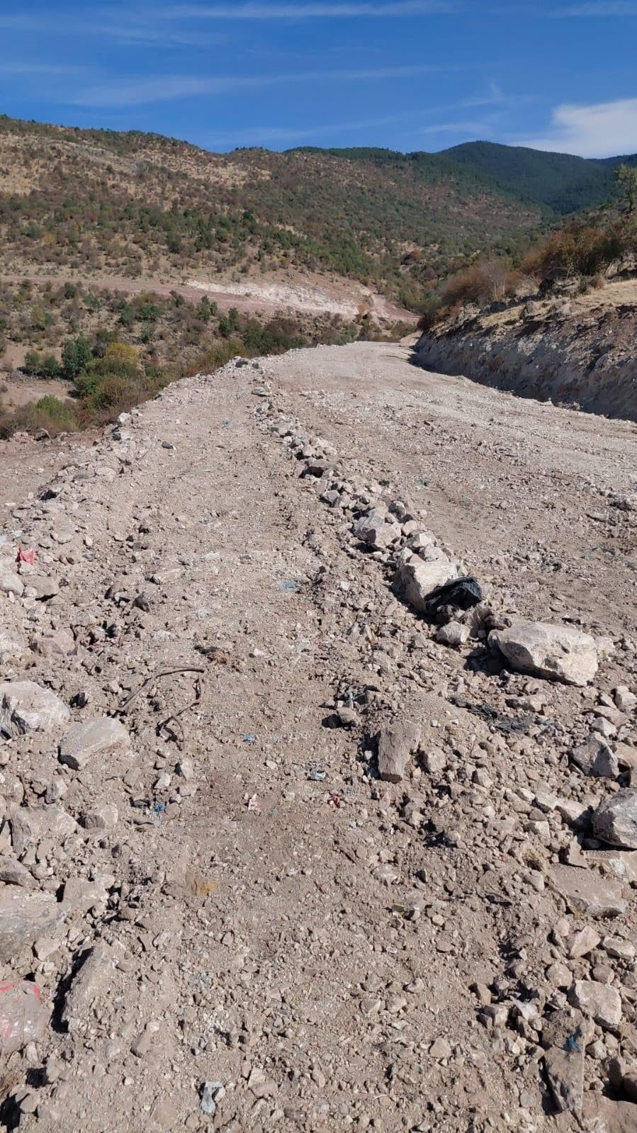 BOLU’NUN KIBRISCIK İLÇESİNDE HEYELAN VE KAYA DÜŞMESİ RİSKİ TAŞIYAN YOLA ALTERNATİF 3,3...