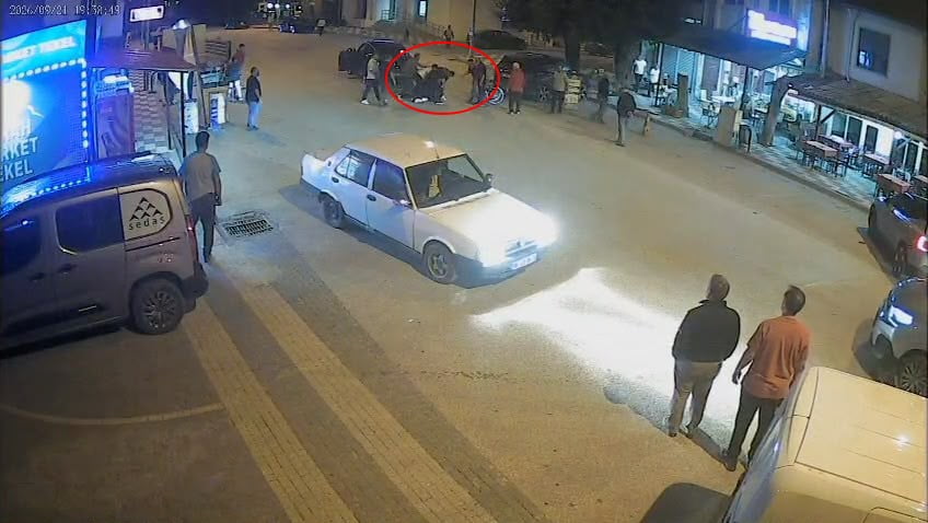 BOLU’NUN MENGEN İLÇESİNDE, OTOMOBİLİYLE DURAKLAYAN 64 YAŞINDAKİ ESNAF, 'LAF ATMA' MESELESİ...