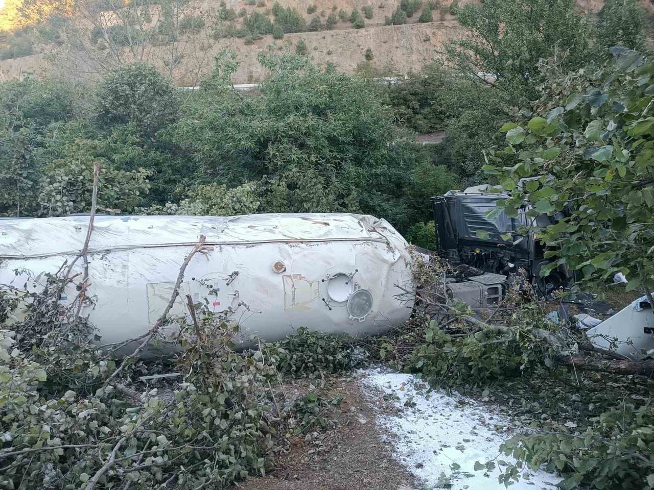 BOLU’NUN MUDURNU İLE SAKARYA’NIN AKYAZI İLÇELERİNİ BİRBİRİNE BAĞLAYAN KARA YOLUNDA, TIRIN...
