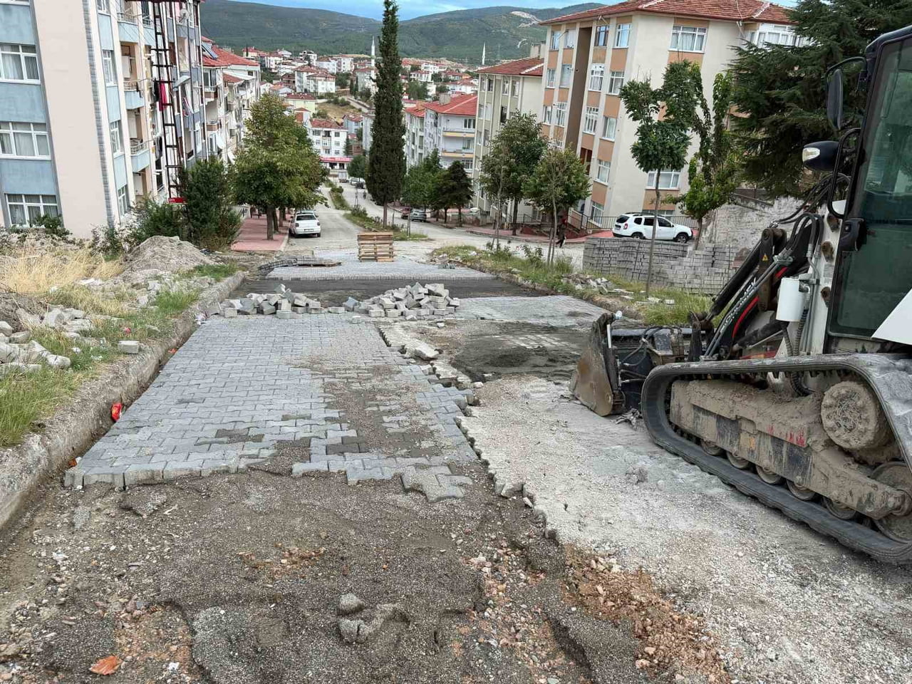BOYABAT İLÇESİNDE, ÇAMLICA MAHALLESİ NURETTİN ZENGİN CADDESİ’NDE BOZULAN YOLUN YENİDEN...