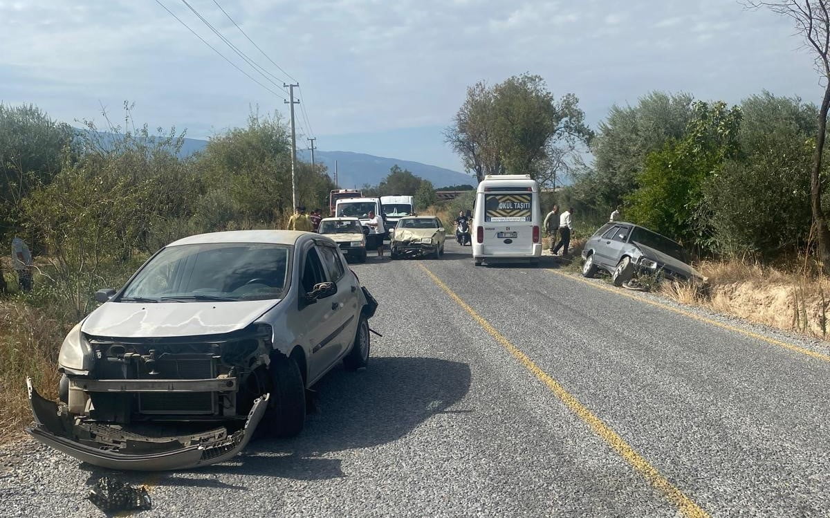 BOZDOĞAN’DA ZİNCİRLEME TRAFİK KAZASI: 2 YARALI
