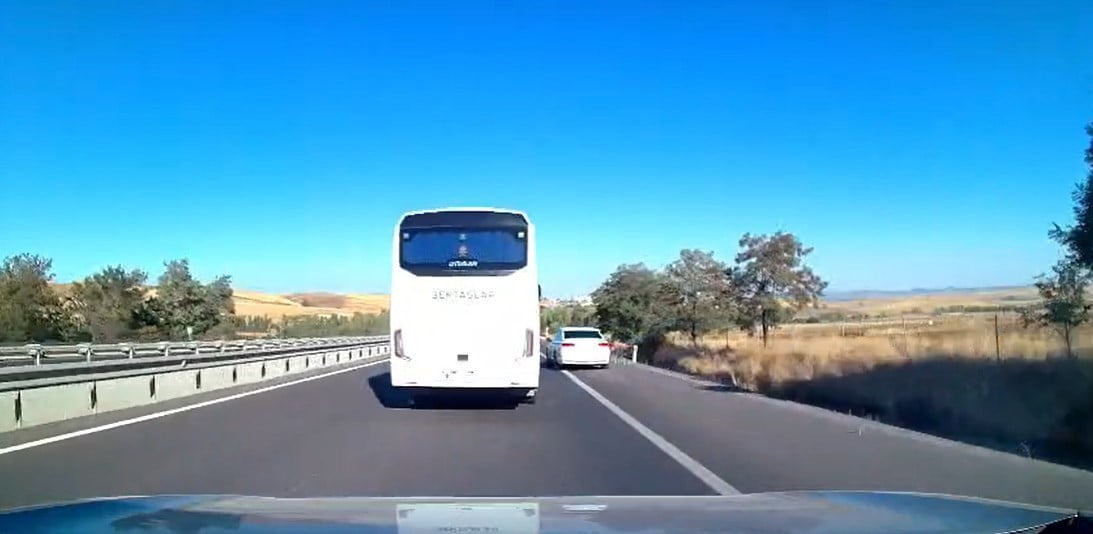 BOZÜYÜK - ESKİŞEHİR KARA YOLUNDA GÜVENLİK ŞERİDİNİ İHLAL EDİP MAKAS ATAN OTOMOBİLİN TRAFİĞİ...