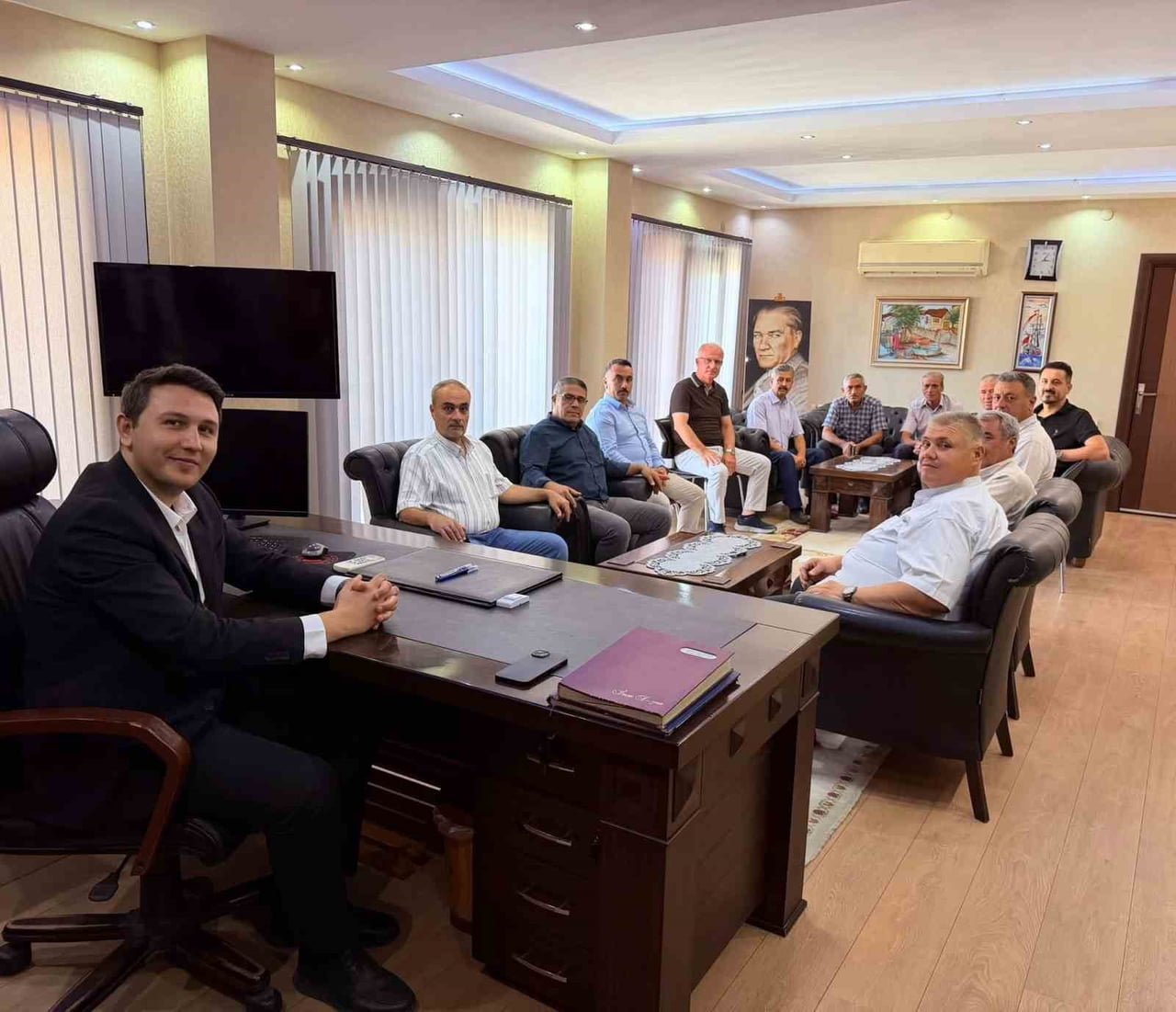BUHARKENT İLÇESİNDE MAHALLE MUHTARLARI, YENİ GÖREVİNE BAŞLAYAN KAYMAKAM MEHMET HALİT HAYDAROĞLU’NU...