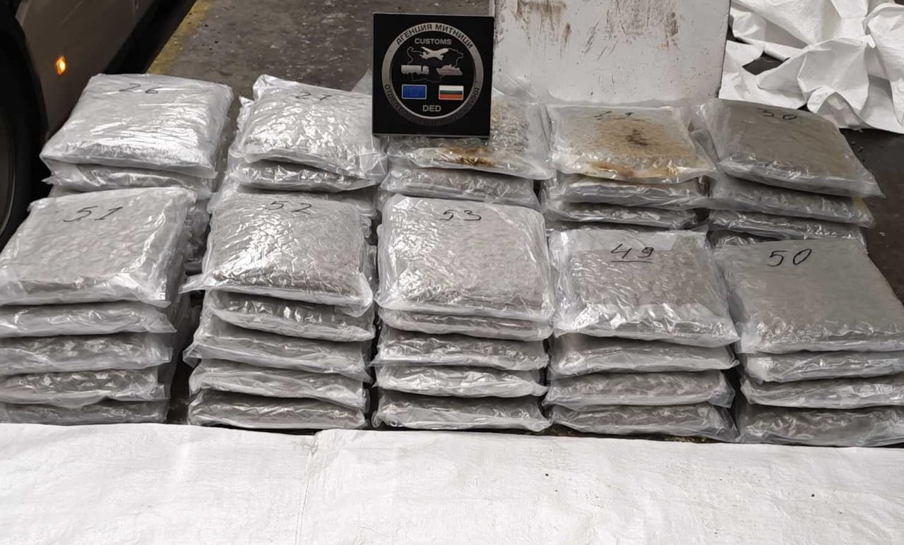 BULGARİSTAN'IN TÜRKİYE'YE GİTMEK ÜZERE GELEN TÜRK PLAKALI BİR TIRDA 57 KİLO 40 GRAM ESRAR ELE...