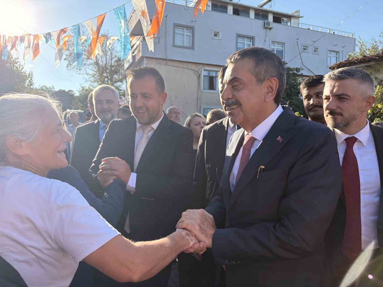 BURADA PARTİSİNİN KIYIKÖY BELDE TEŞKİLATI BİNASININ AÇILIŞ TÖRENİNE KATILAN TEKİN, PARTİLİLER VE...