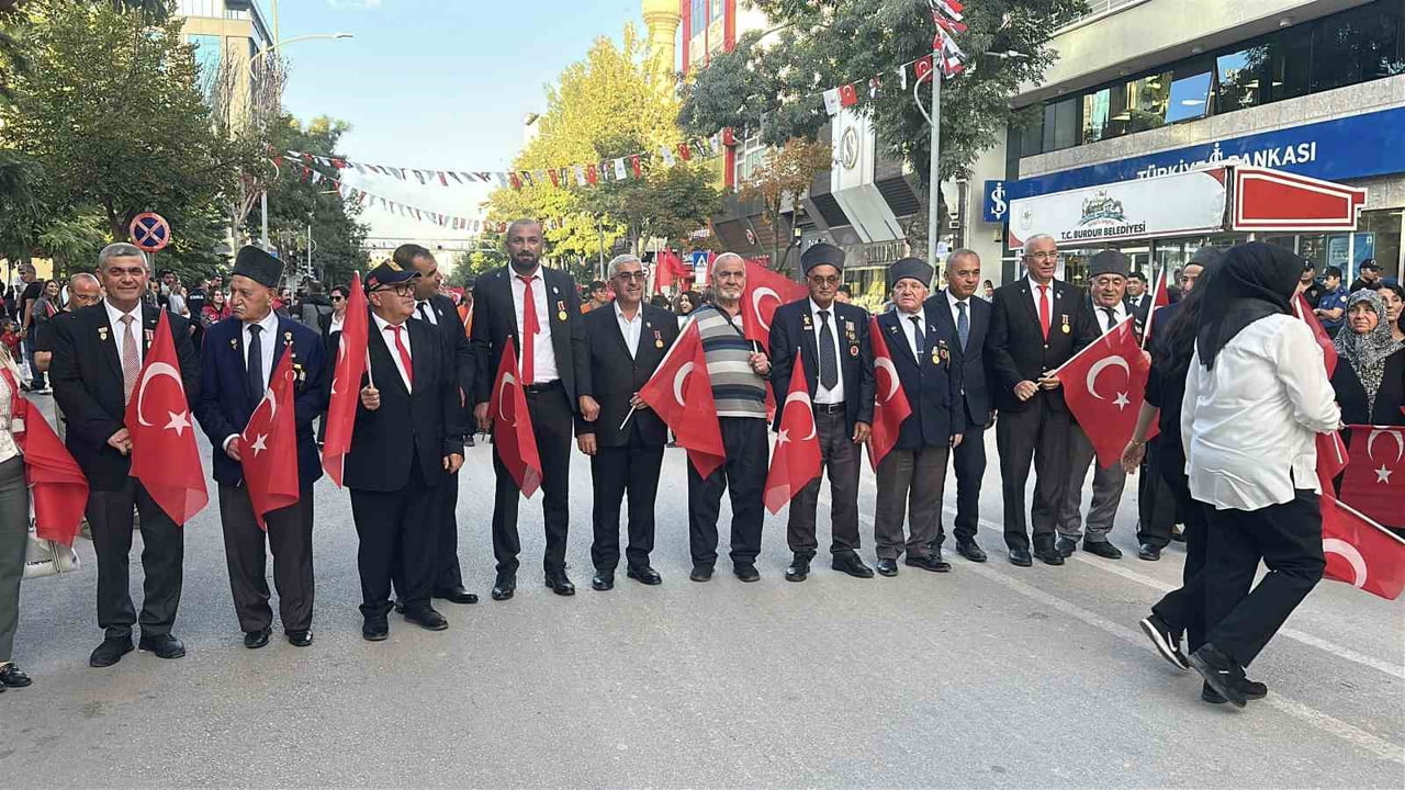 BURDUR'DA 19 EYLÜL GAZİLER GÜNÜ DOLAYISIYLA KAHRAMANLARLA KARDEŞLİK YÜRÜYÜŞÜ...