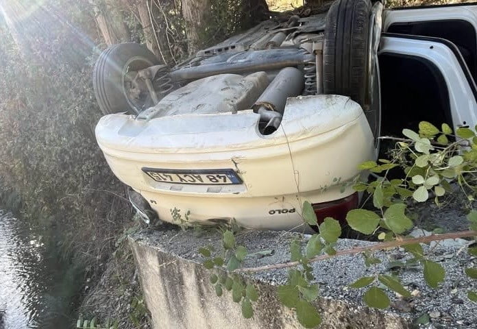 BURDUR'DA SÜRÜCÜSÜNÜN DİREKSİYON HAKİMİYETİNİ KAYBETTİĞİ OTOMOBİL, YOL KENARINDAKİ YAĞMUR KANALINA...