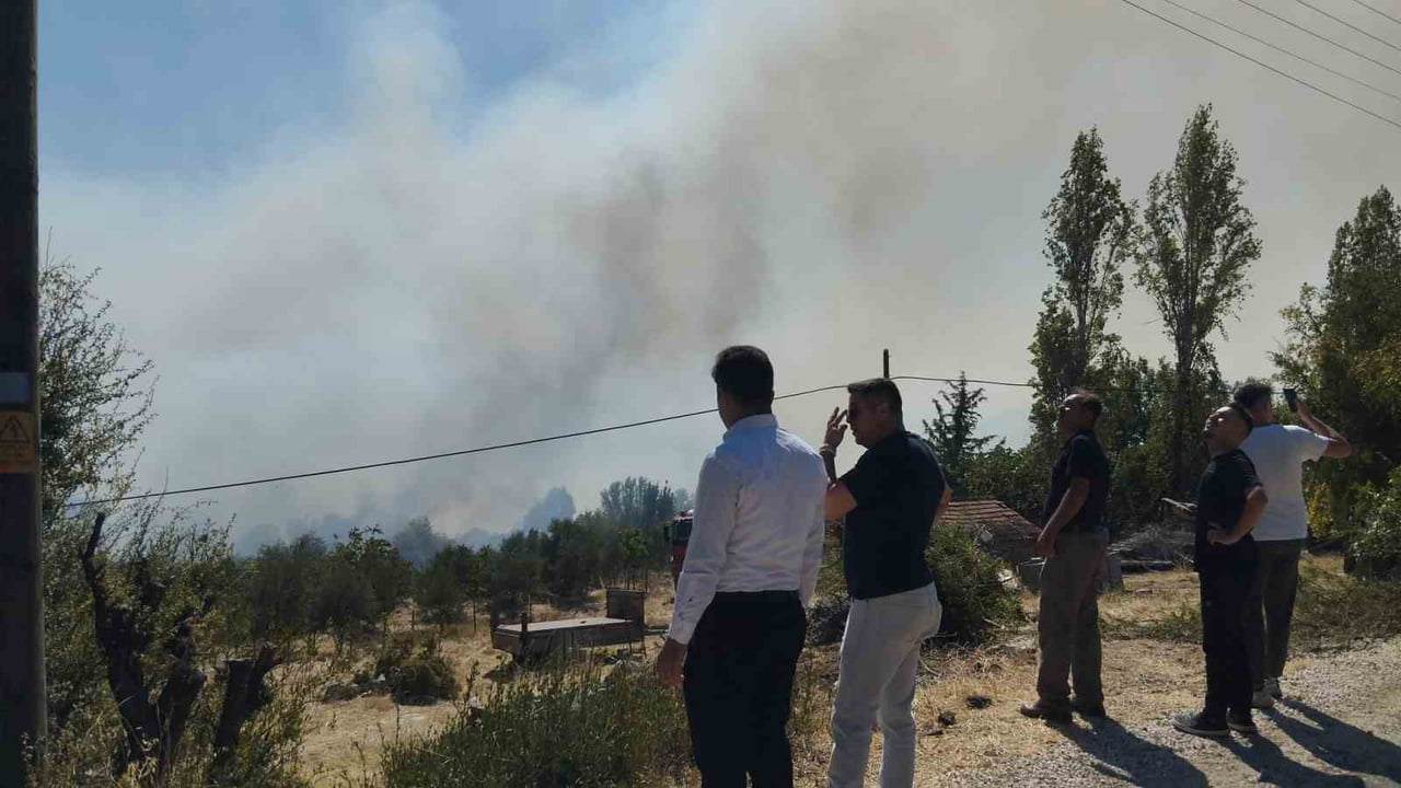 BURDUR'UN BUCAK İLÇESİNDE ORMANLIK ALANDA ÇIKAN YANGINDA EKİPLERİN HAVADAN VE KARADAN MÜDAHALESİ...