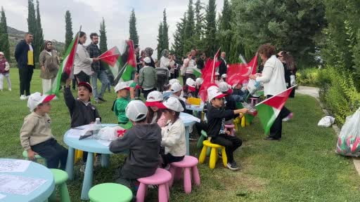 Burdur’da Gazzeli çocuklar için uçurtmalar ve balonlar gökyüzüne bırakıldı