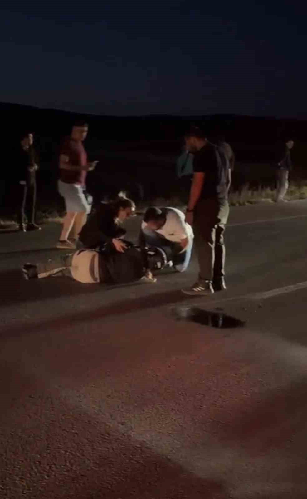 BURDUR’UN YEŞİLOVA İLÇESİNDE MOTOSİKLETİYLE SEYİR HALİNDE OLAN FRANSIZ TURİST, YOL KENARINDA...