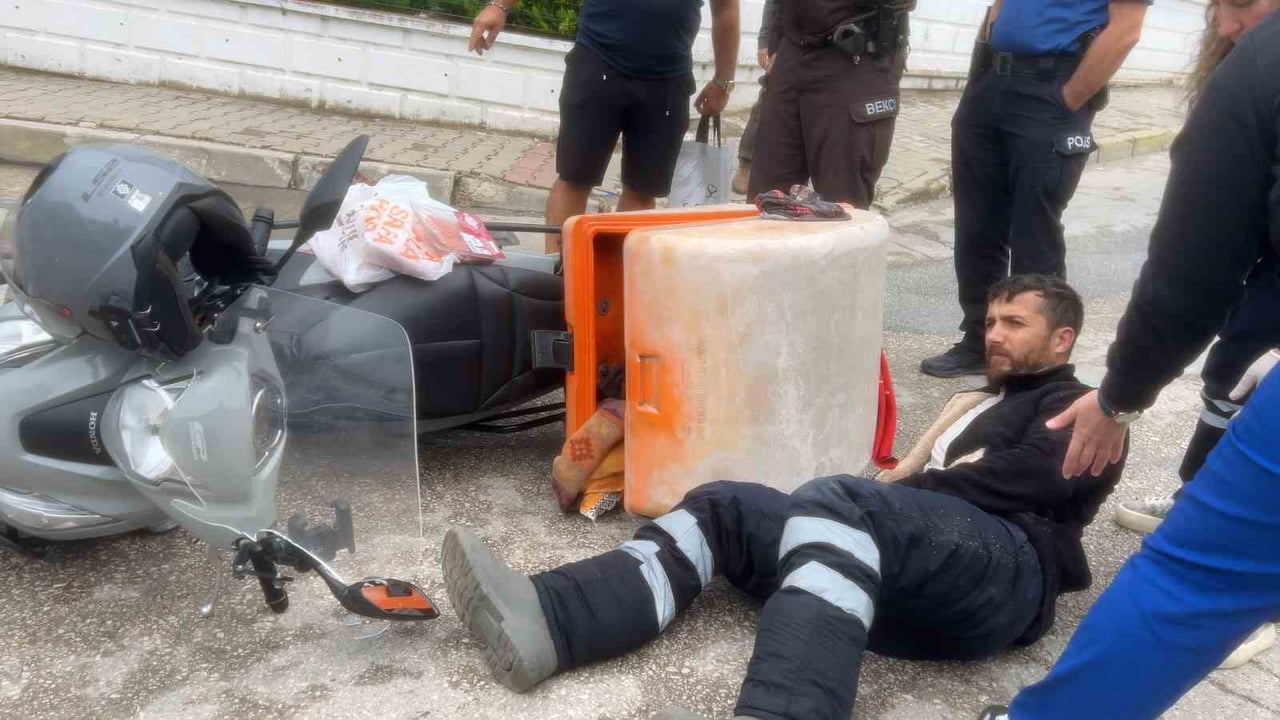 BURSA'DA ANİ FREN YAPAN MOTOSİKLETLİ KURYE KAYGANLAŞAN YOLDA SAVRULARAK YARALANDI.