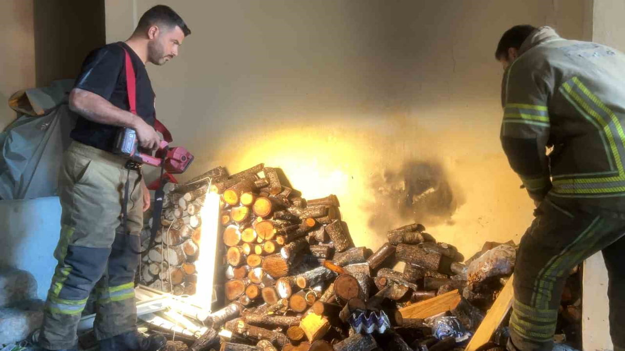 BURSA'DA APARTMANIN GARAJ BÖLÜMÜNDE BULUNAN ODUNLARIN TUTUŞMASI SONUCU ÇIKAN YANGIN, APARTMAN...