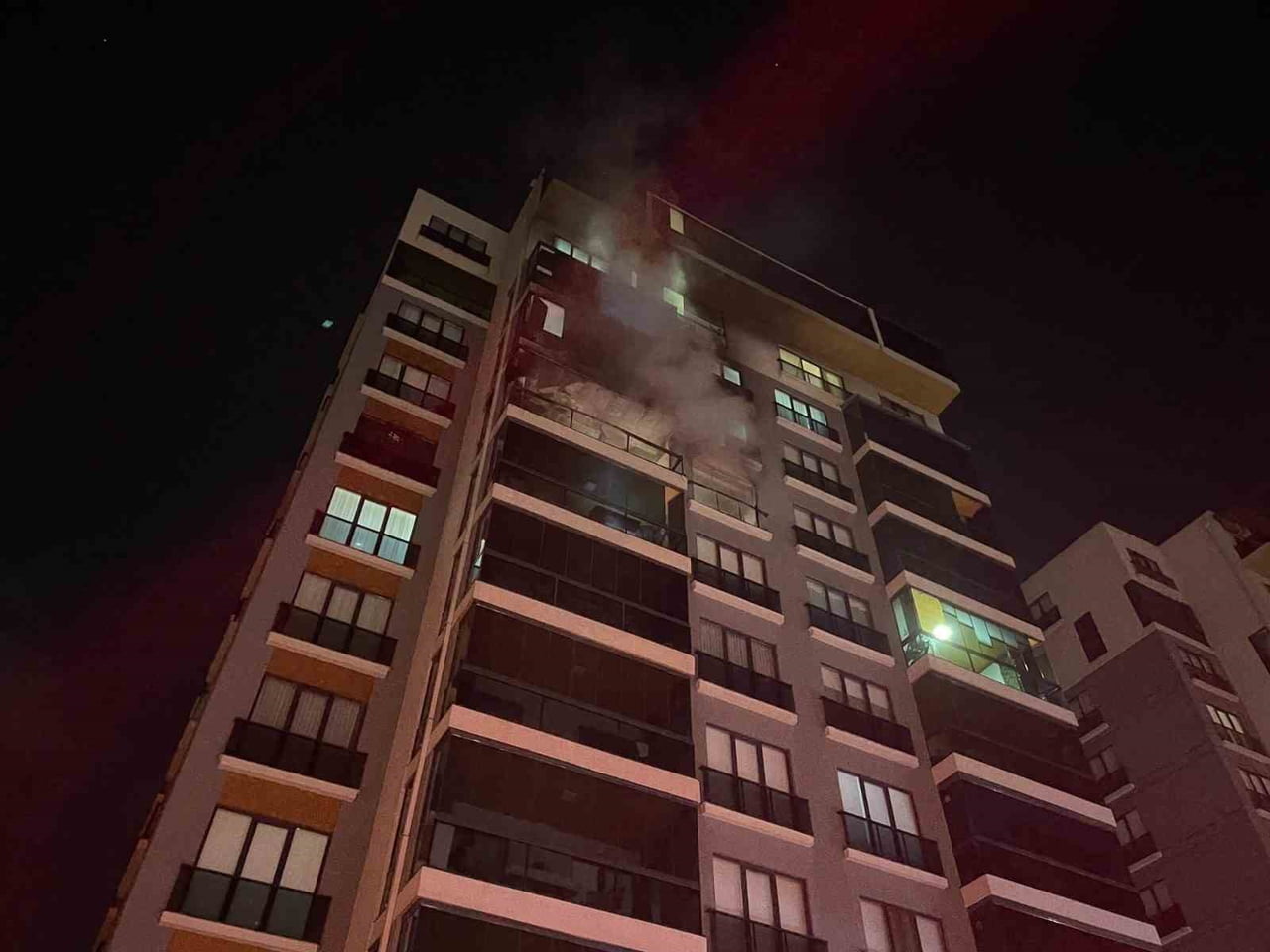 BURSA'DA BİR BİNADA ÇIKAN YANGINDA MAHSUR KALAN 19 KİŞİ, İTFAİYE EKİPLERİNİN MÜDAHALESİYLE...
