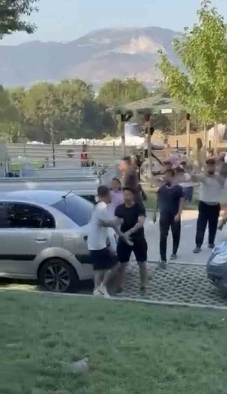 BURSA'DA BULUNAN CUMALIKIZIK KENT PARKI'NDA PİKNİK YAPMAK İÇİN PARKA GELEN İKİ AİLE ARASINDA...