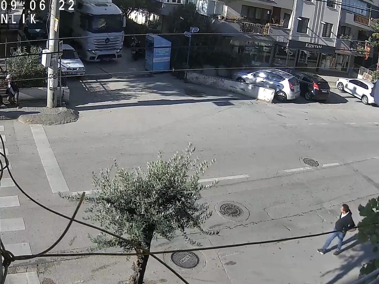 BURSA'DA DAR SOKAKTAN DÖNÜŞ YAPMAK İSTEYEN TIR, MANEVRA SIRASINDA YOL KENARINDA BULUNAN GİYSİ...