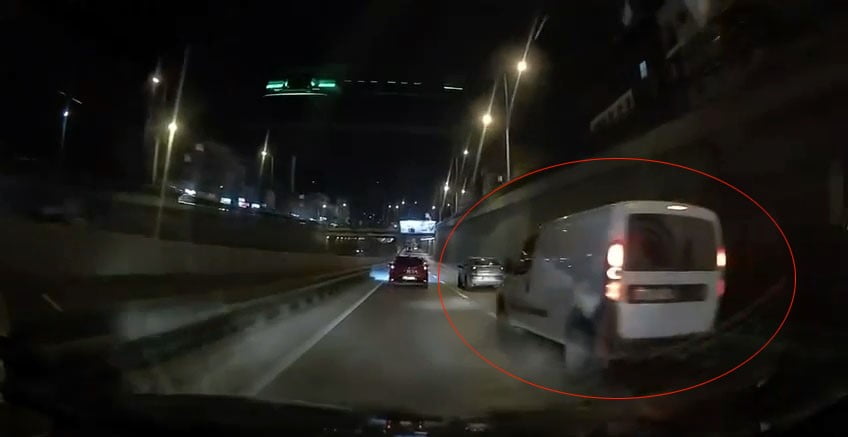 BURSA'DA HAFİF TİCARİ OTOMOBİL SÜRÜCÜSÜ MAKAS ATARAK TRAFİĞİ TEHLİKEYE ATTI. O ANLAR, BAŞKA BİR...