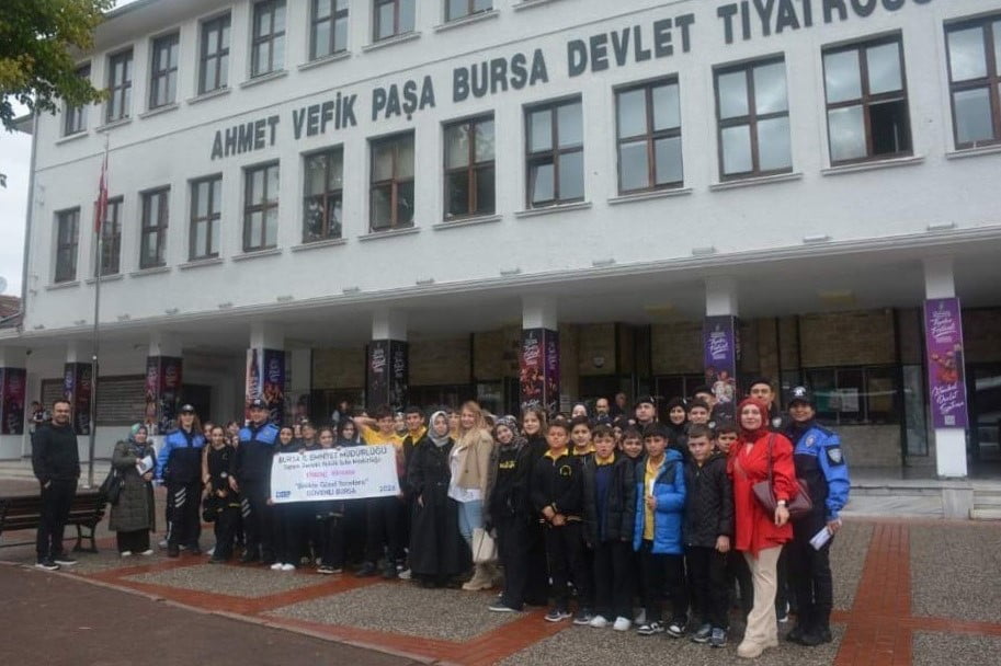 BURSA'DA İL EMNİYET MÜDÜRLÜĞÜ TARAFINDAN YÜRÜTÜLEN PROJE KAPSAMINDA 250 ÖĞRENCİ, TİYATRO...