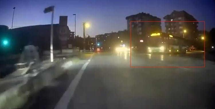 BURSA'DA KIRMIZI IŞIK İHLALİ YAPARAK MOTOSİKLET SÜRÜCÜSÜNÜ TEHLİKEYE ATAN ÖZEL HALK OTOBÜSÜ ŞOFÖRÜ...