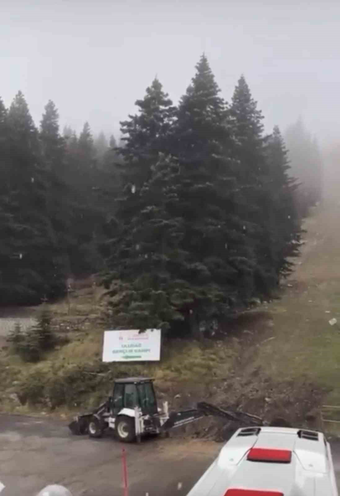 BURSA'DA KIŞ TURİZMİNİN ÖNEMLİ MERKEZLERİNDEN ULUDAĞ'A SEZONUN İLK KARI YAĞDI.