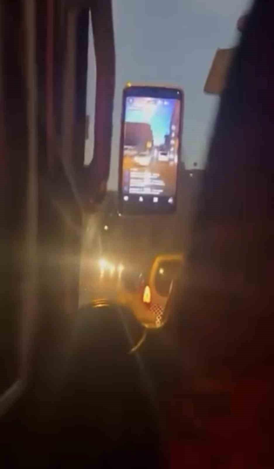 BURSA'DA ÖZEL HALK OTOBÜSÜ ŞOFÖRÜNÜN SEYİR HALİNDEYKEN SOSYAL MEDYA HESABINDAN CANLI YAYIN YAPTIĞI...