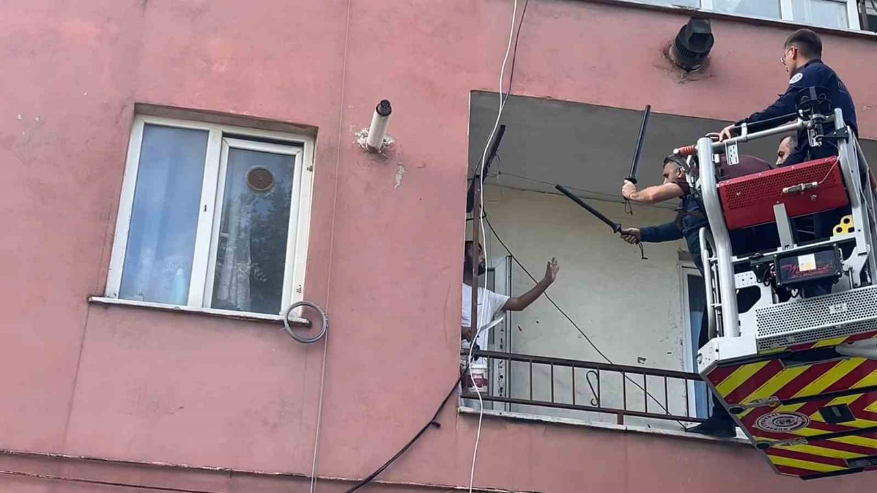 BURSA'DA PSİKOLOJİK RAHATSIZLIĞI OLAN VE MAHKEME KARARIYLA HASTANEYE YATIŞI OLAN GENÇ, EVİNİN...