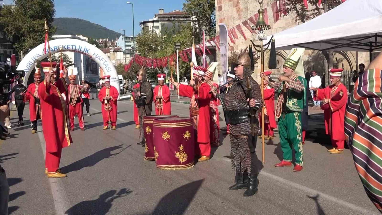 BURSA'DA "AVRUPA HAREKETLİLİK HAFTASI" KAPSAMINDA DÜZENLENEN ETKİNLİKTE ÇOK SAYIDA VATANDAŞ BİR...