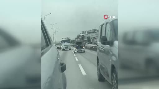 Bursa'da seyir halindeki otomobilin kaputunu açarak tamir yaptı... O anlar kamerada
