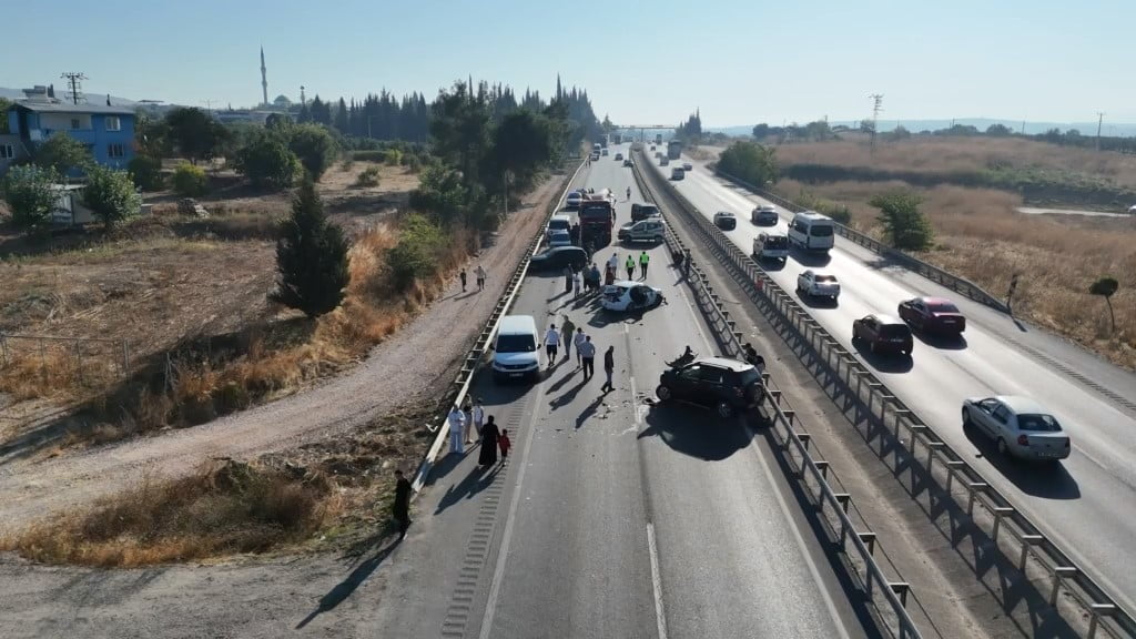 BURSA'DA SEYİR HALİNDEKİ TIRDAN YAKIT DÖKÜLMESİ ÜZERİNE ORTALIK ADETA SAVAŞ ALANINA DÖNDÜ....