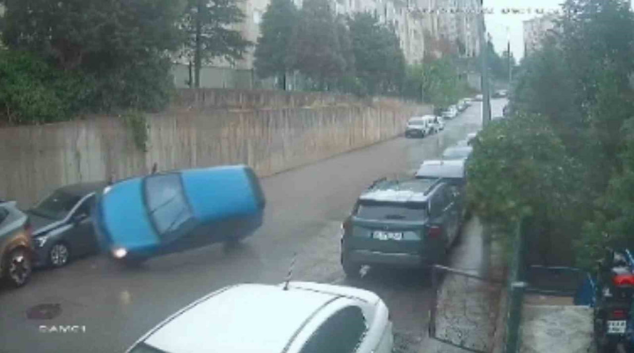 BURSA'DA SEYİR HALİNDEYKEN SÜRÜCÜSÜNÜN DİREKSİYON HAKİMİYETİNİ KAYBETTİĞİ OTOMOBİL, PARK HALİNDEKİ...