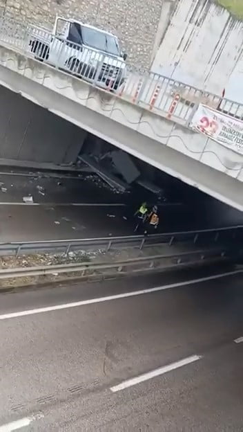 BURSA'DA YAĞIŞLI HAVA SEBEBİYLE SÜRÜCÜSÜNÜN KONTROLÜNDEN ÇIKAN TIR DUVARA ÇARPARAK...