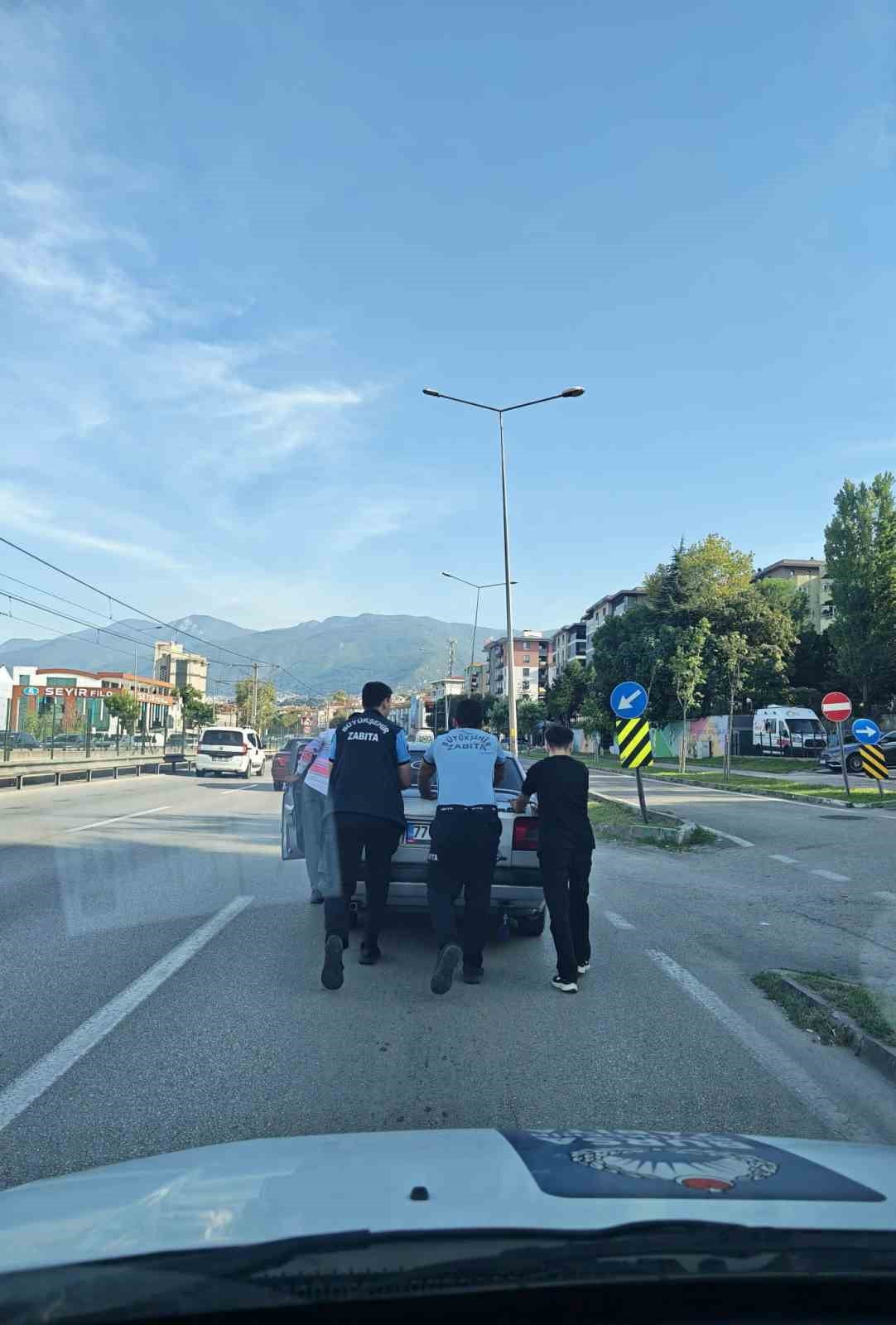 BURSA'DA YAKITI BİTTİĞİ İÇİN YOLDA KALAN SÜRÜCÜNÜN YARDIMINA ZABITA EKİPLERİ KOŞTU. YOLDA KALAN...