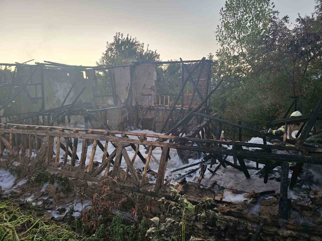 BURSA'NIN İNEGÖL İLÇESİNDE METRUK BİNA ALEV ALEV YANDI. YANGINDA, ŞANS ESERİ YARALANAN...