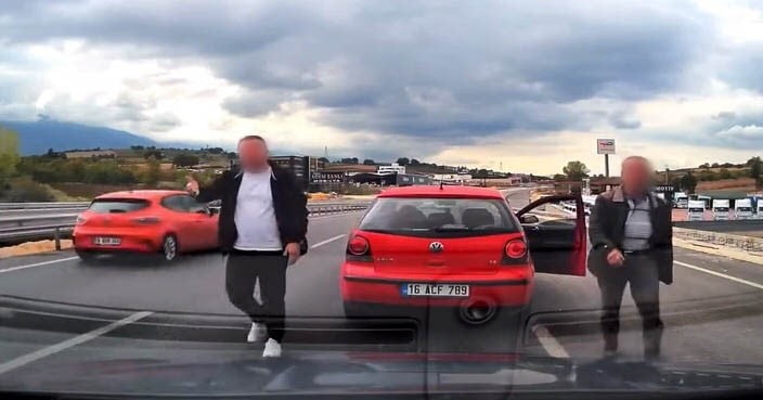 BURSA'NIN İNEGÖL İLÇESİNDE SEYİR HALİNDEKİ BİR OTOMOBİLİN ÖNÜNÜ KESEREK ARAÇTAN İNEN SÜRÜCÜ VE...