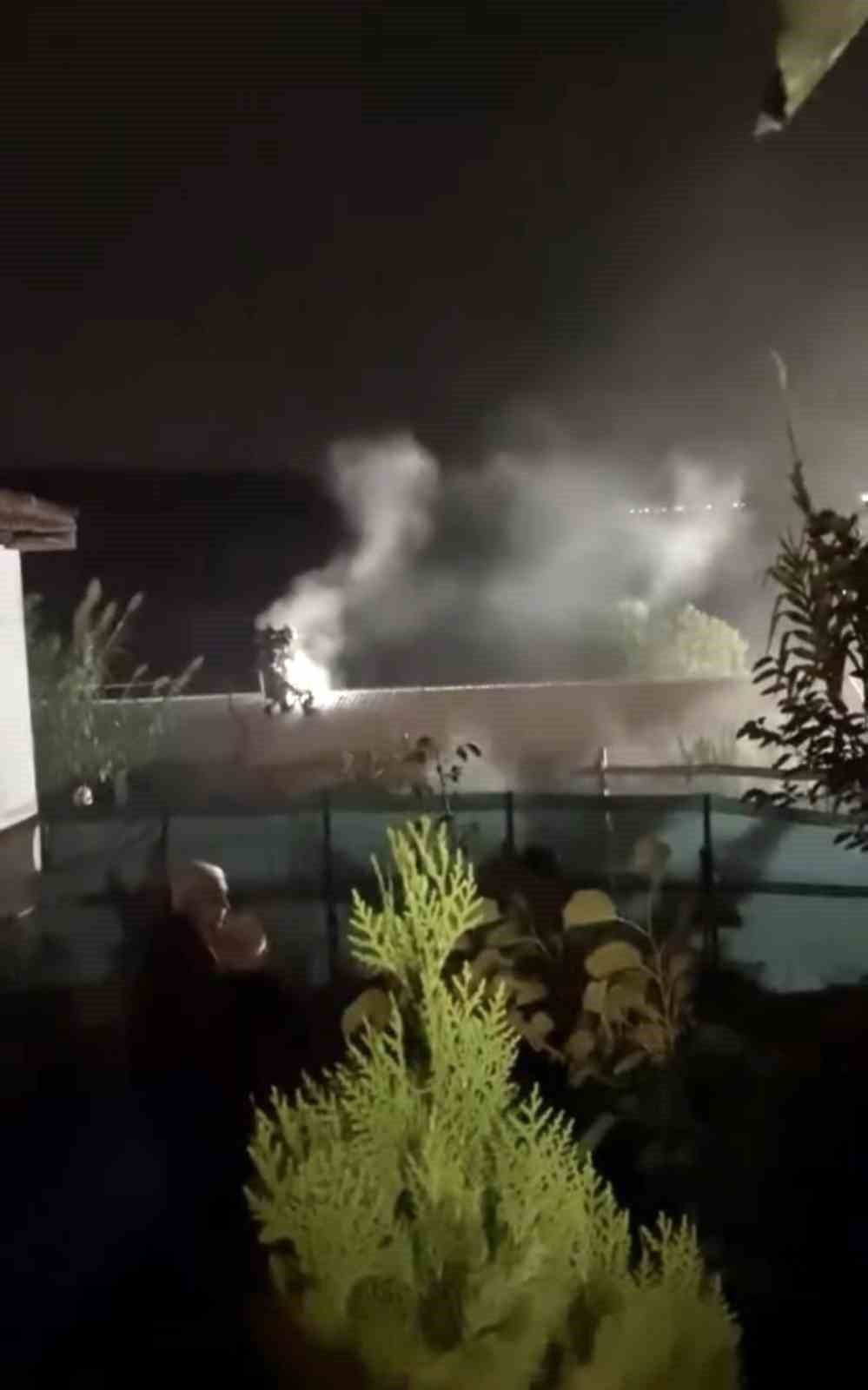 BURSA'NIN KARACABEY İLÇESİNDE ESKİDEN DAM OLARAK KULLANILAN VE İÇERİSİNDE ÇEŞİTLİ EŞYALARIN...