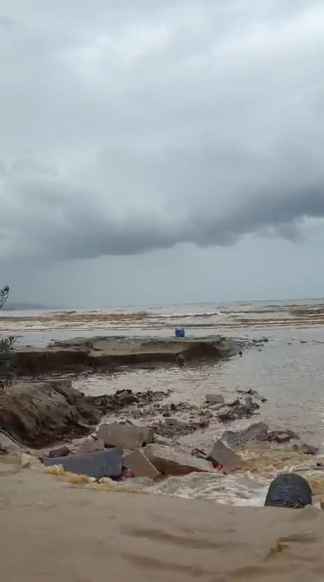 BURSA'NIN MUDANYA İLÇESİNDE ETKİLİ OLAN SAĞANAK YAĞIŞ, BAZI BÖLGELERDE SU TAŞKINLARINA SEBEP...