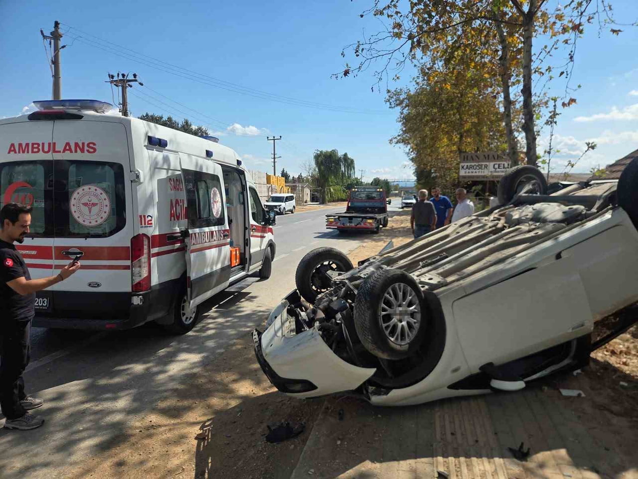 BURSA'NIN ORHANGAZİ İLÇESİNDE SÜRÜCÜSÜNÜN KONTROLÜNDEN ÇIKAN OTOMOBİL KALDIRIMA ÇIKARAK TAKLA...