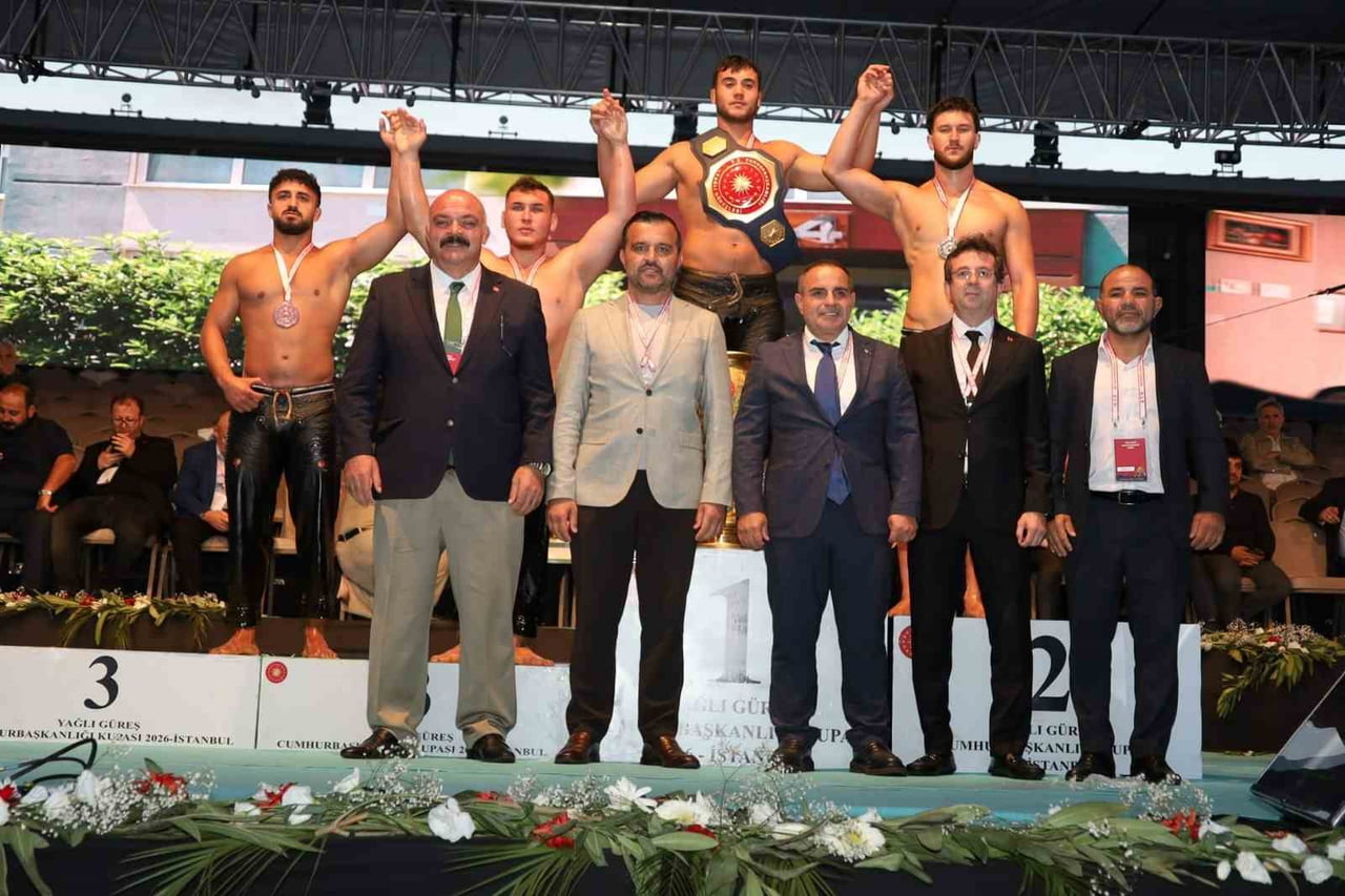 BURSA BÜYÜKŞEHİR BELEDİYESPOR GÜREŞÇİSİ ALPEREN DÜZENCİ, İSTANBUL’DA DÜZENLENEN ‘YAĞLI GÜREŞ...