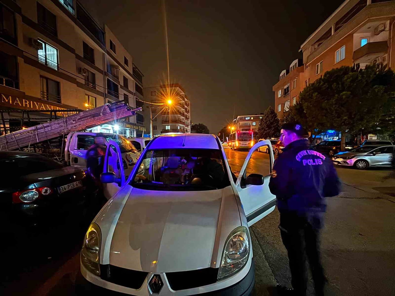 BURSA’DA 1000 POLİSLİ ASAYİŞ UYGULAMASI: RUHSATSIZ TABANCA VE UYUŞTURUCU ELE GEÇİRİLDİ