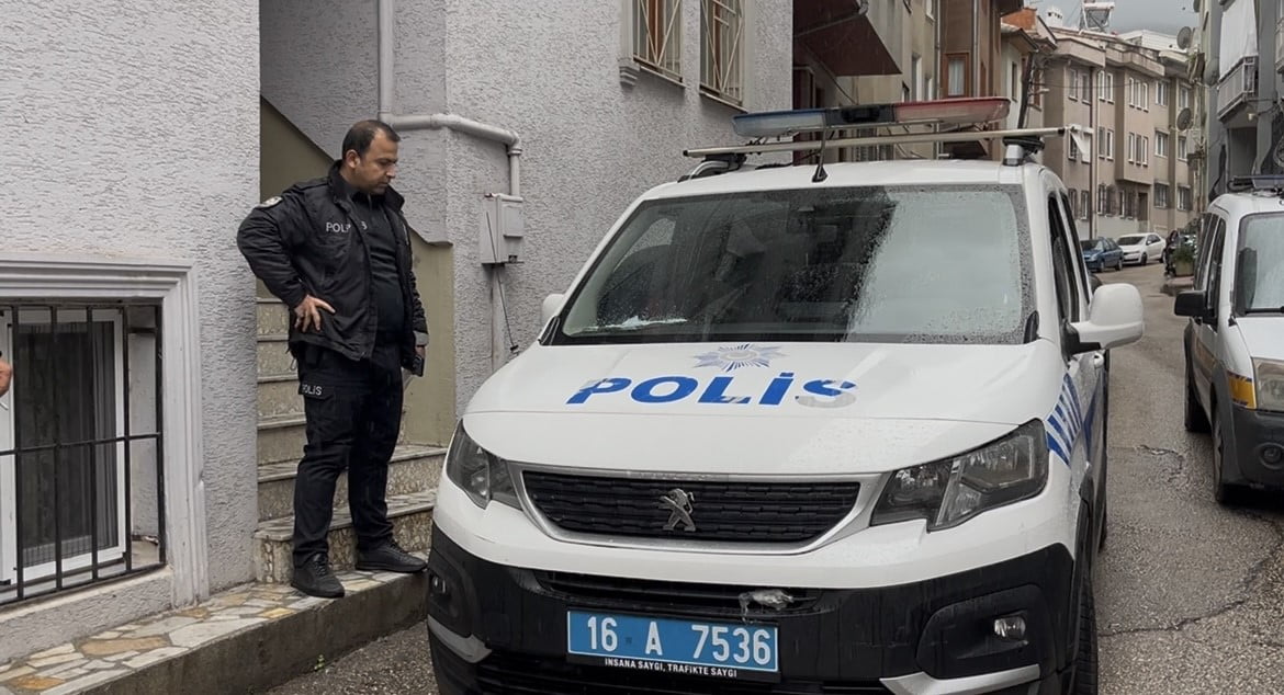 BURSA’DA CEZAEVİNDEN İZİNLİ ÇIKAN 3 ARKADAŞIN KALDIĞI EVDE BİR KİŞİ ÖLÜ BULUNDU. OLAYLA İLGİLİ...