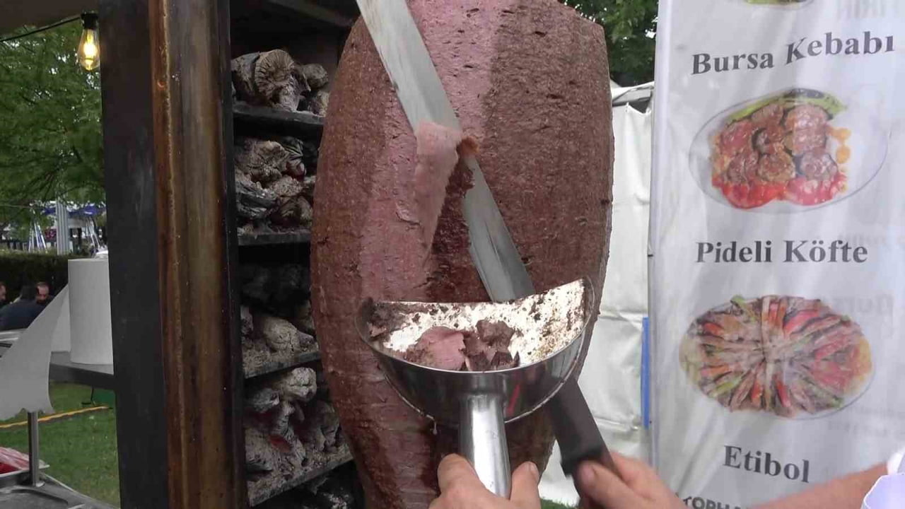 BURSA’DA DÜZENLENEN GASTRONOMİ FESTİVALİ KAPSAMINDA HAZIRLANAN 3 METRELİK ÖZEL TABAKTA BURSA DÖNER...